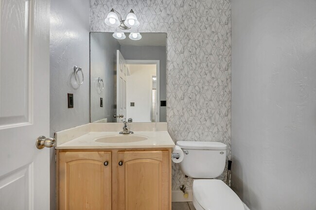 Building Photo - 8913 N Pine Hollow Dr