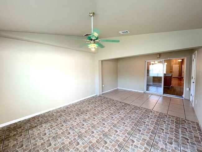 Building Photo - Huge 4 Bed 3 Bath 2 Car Townhome w FENCED YARD  for Rent!