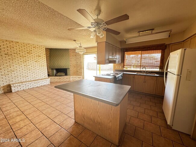 Building Photo - 3801 W Poinsettia Dr