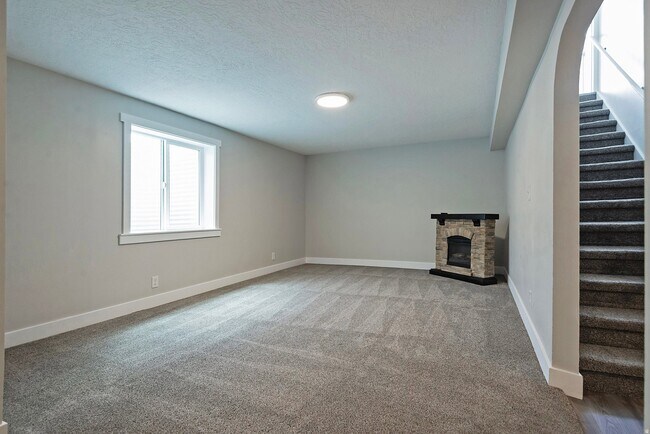 Building Photo - 4901 S Laura Dr