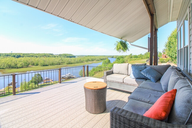 Building Photo - 511 Riverview Ct