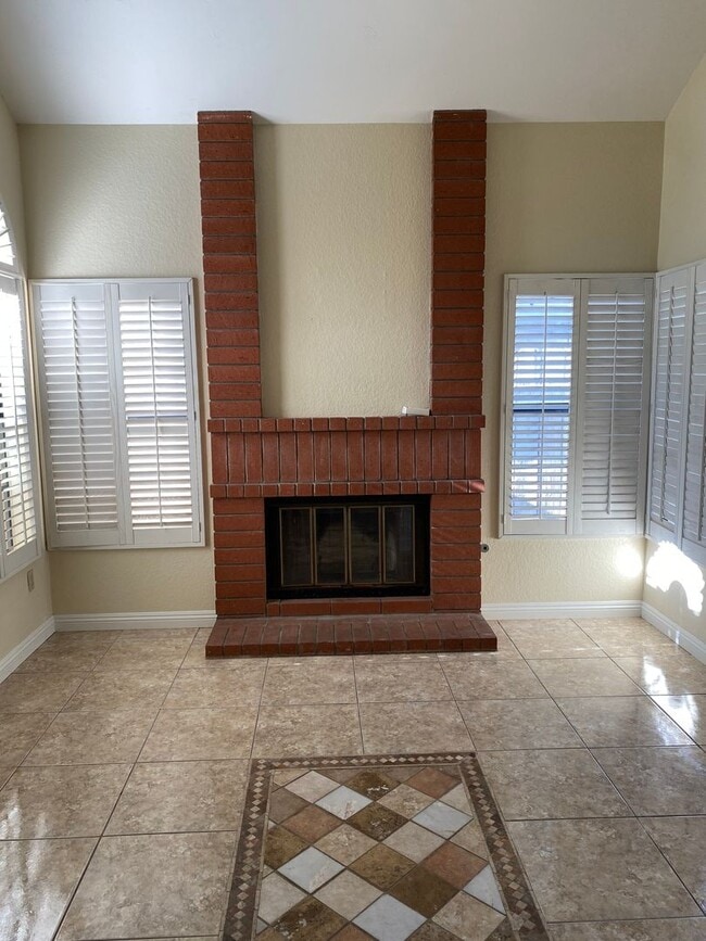 Building Photo - 3 Bed 2.5 House w/ 2 Car Garage in Prime Eastlake Location