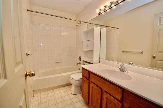 Building Photo - 1661 Charlotte Cir