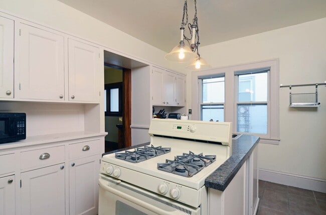 Building Photo - 130 W 44th St