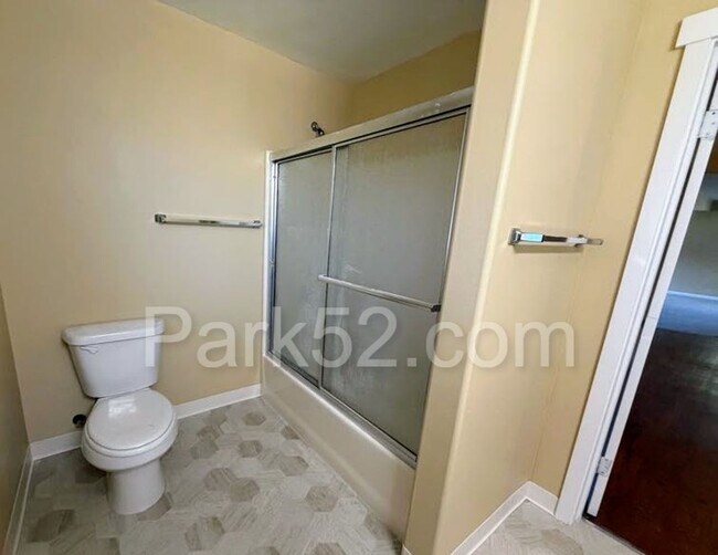 Building Photo - 4 Bedroom 2 Bathroom Single Family Northeast Tacoma Home
