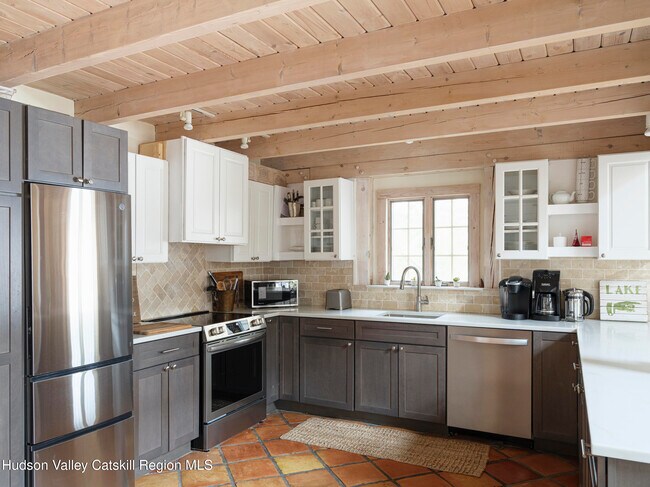 Building Photo - 121 Queechy Lake Dr