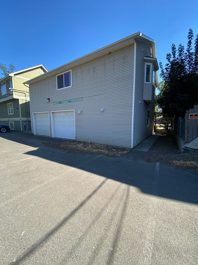 Building Photo - 807 E Mission Ave