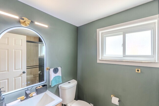 Building Photo - 335 Taylor-Mid-Term Rental
