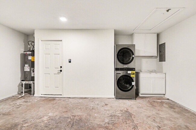 Building Photo - Move In Ready Home with Modern Updates Throughout