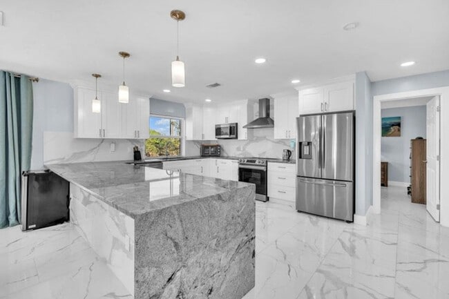 Building Photo - 4406 SW 37th Ave