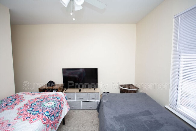 Building Photo - 207 Empress Ct