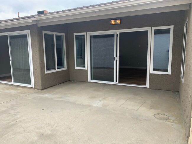 Building Photo - Updated and spacious single-story house on...