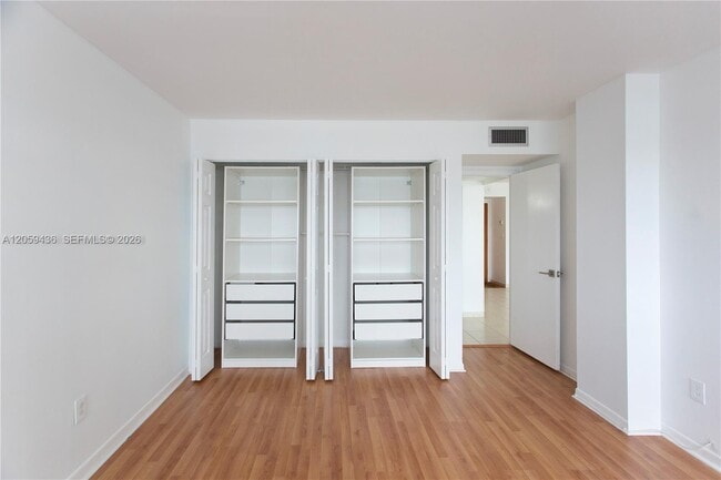 Building Photo - 1420 Brickell Bay Dr