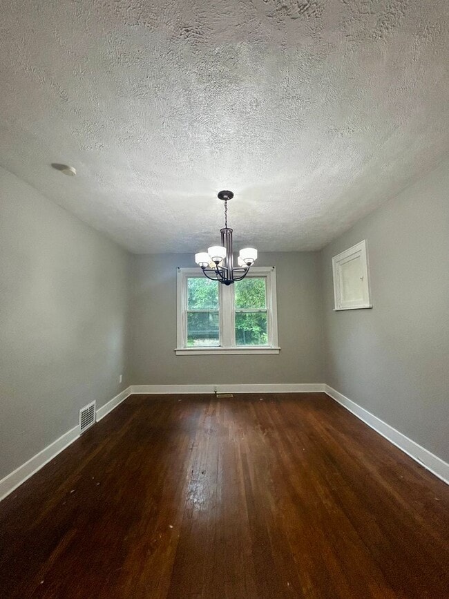 Building Photo - 1311 Oakhill St