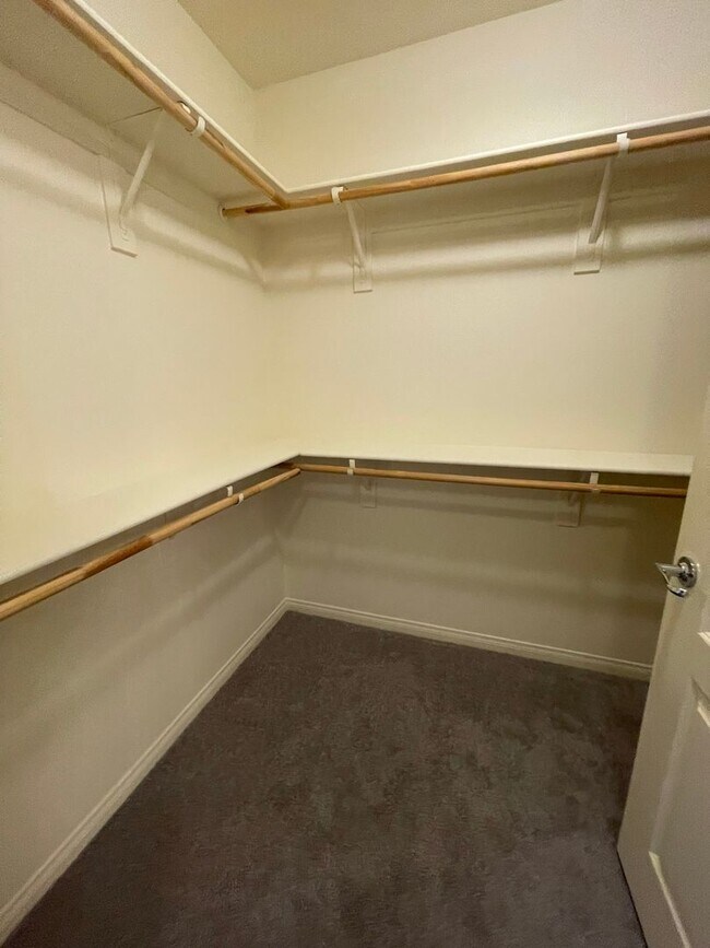 Building Photo - Available NOW!-2 Bedroom Unit in Manhattan Guard Gated Community!