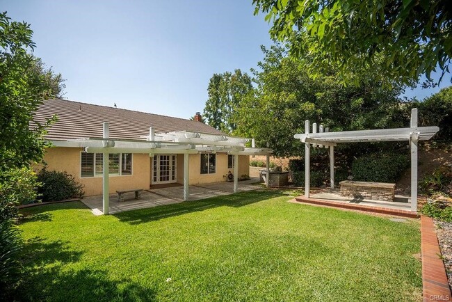 Building Photo - 6908 Country Club Dr