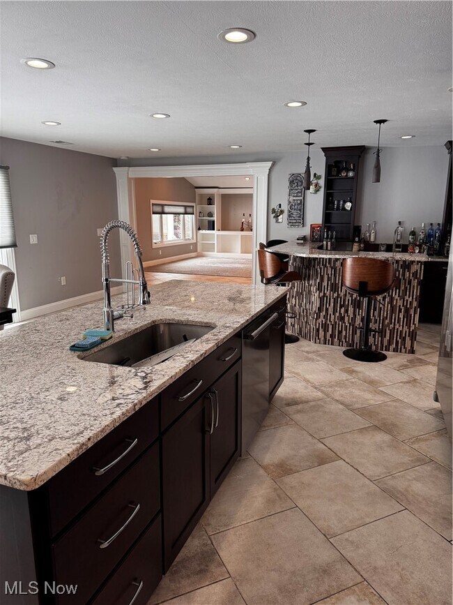 Building Photo - 7633 Hidden Valley Dr