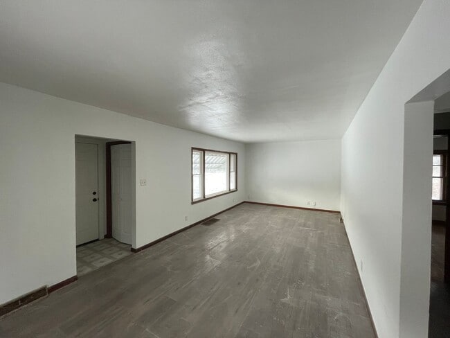 Building Photo - 3 BED/1BATH SECTION 8 RESERVED HOME. MUST HAVE 3 BEDROOM VOUCHER