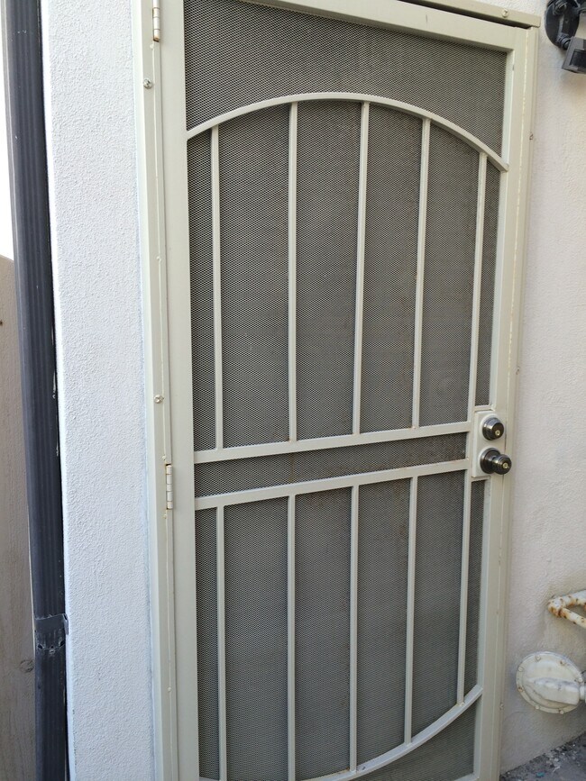 Building Photo - 4015 Crest Dr