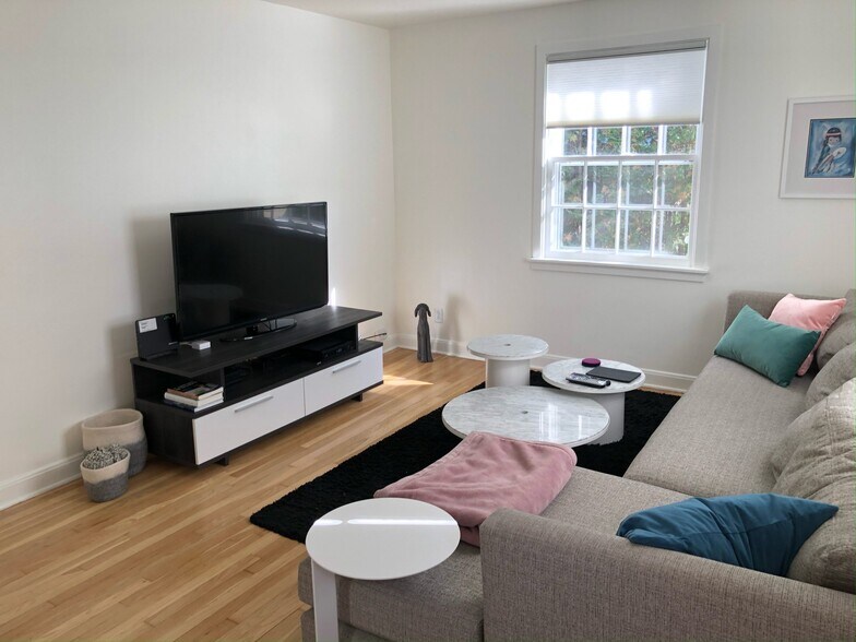 Building Photo - 1822 Vahlen St