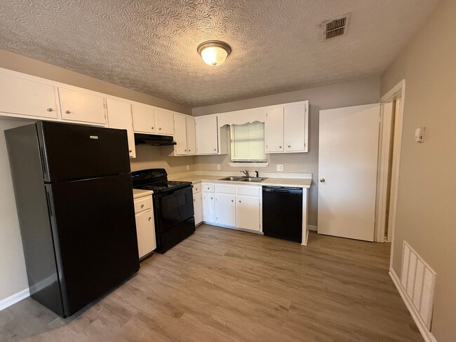 Building Photo - 132/134 Deer Creek Dr