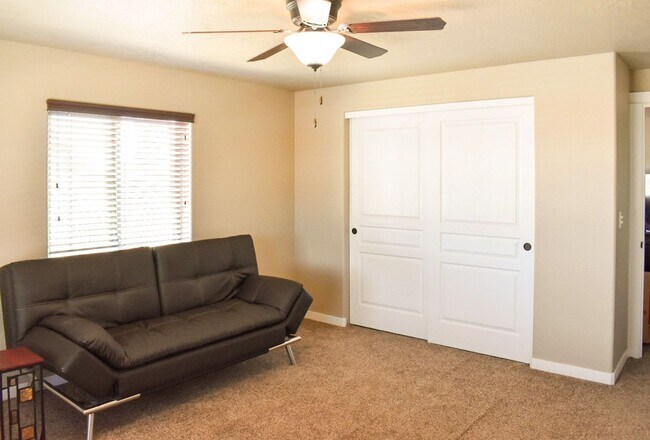 Building Photo - Spacious 5 Bed/2.5 Bath Single Family Home...