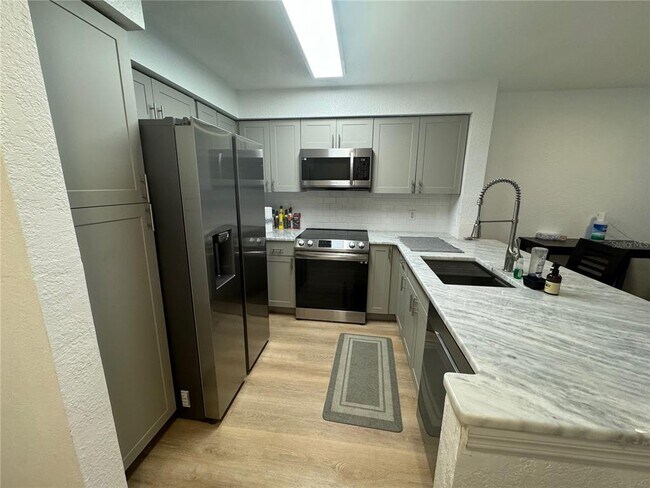 Building Photo - 14037 Fairway Island Dr