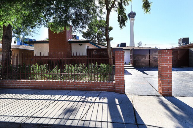 Building Photo - Single Story, Private Pool near the Art District