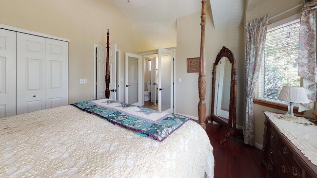 Building Photo - Beautiful sunny home