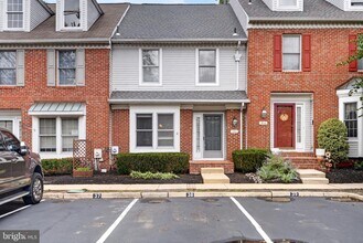 Building Photo - 305 Williamsburg Ct