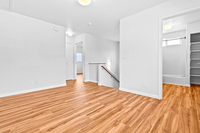 Building Photo - Spacious 3 Bedroom, 2.5 Bath Single Family...