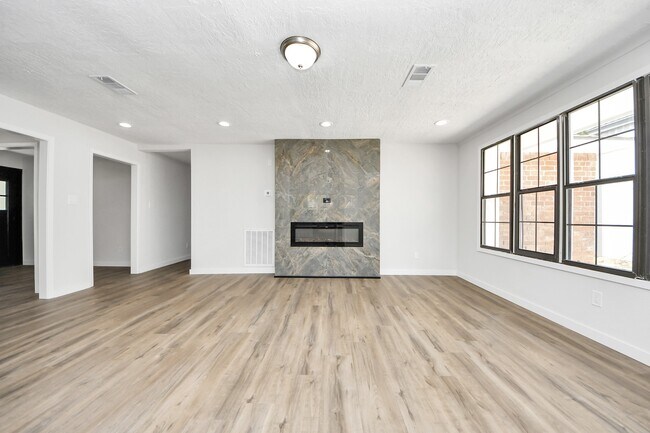 Building Photo - 3400 Surrey Ln