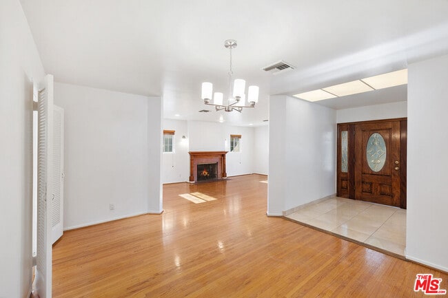 Building Photo - 312 S Maple Dr