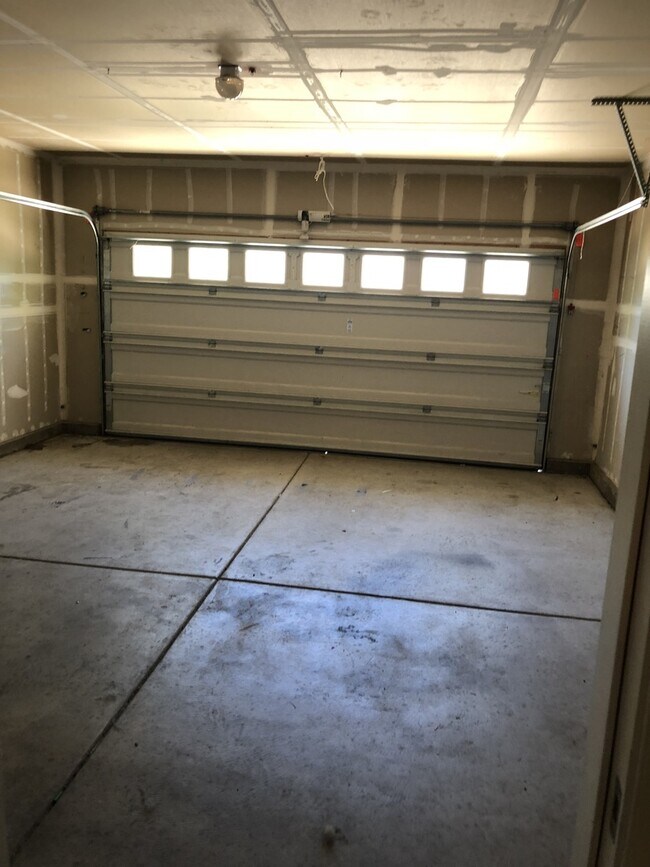 Building Photo - Highly Desired 4 Bedroom Empire Ranch Home!