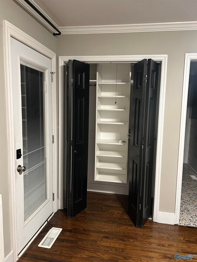 Building Photo - 1611 College St SE