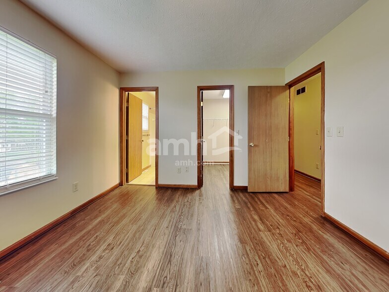 Building Photo - 713 W Aberdeen Dr