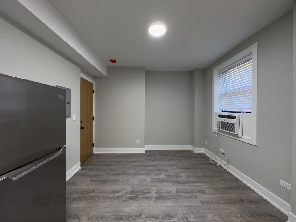 Building Photo - 510 W Belmont Ave