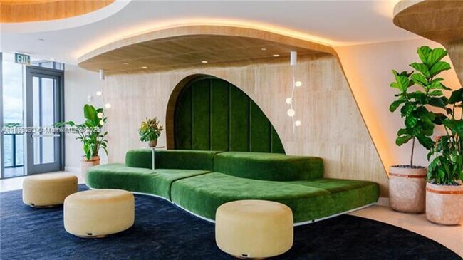 Building Photo - 700 NE 24th St