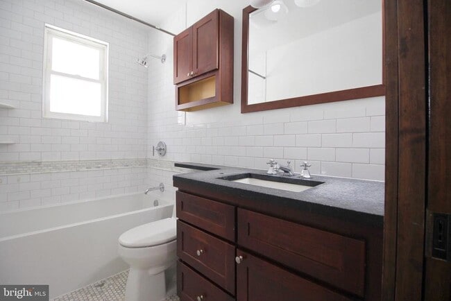 Building Photo - 2417 Otis St NE