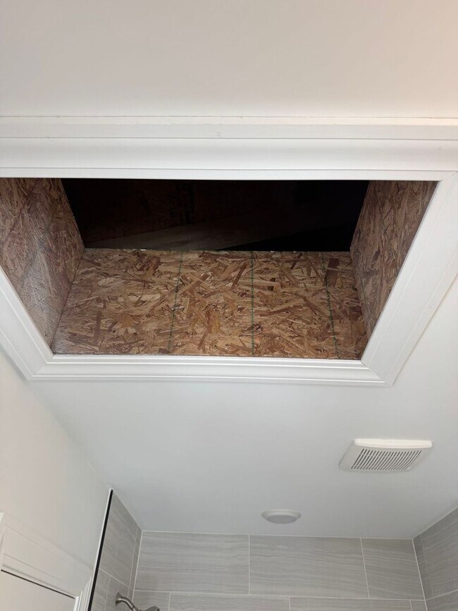 Building Photo - Brand new luxury townhome on the eastside....