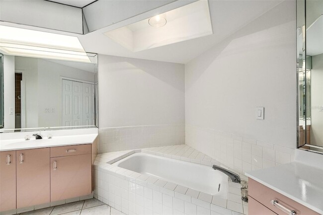 Building Photo - 5 Cache Cay Dr