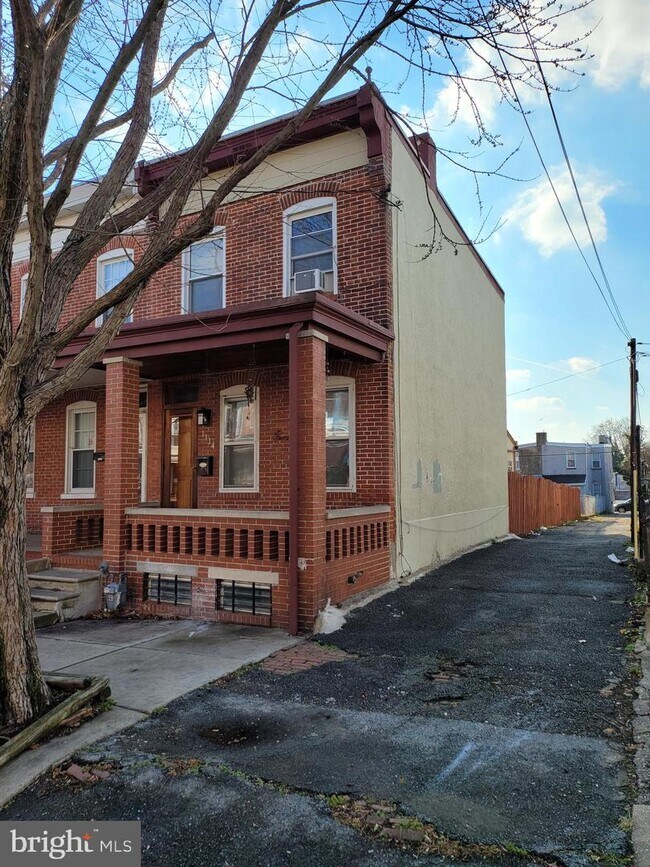 Building Photo - 1114 Maple St