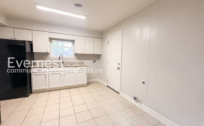 Building Photo - Cozy Home with Fenced Yard and Parking. / 3 Bed & 1 Bath / Availability Now!