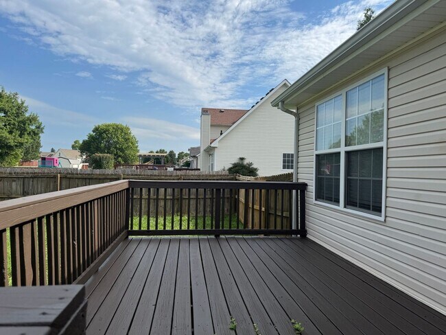 Building Photo - Almost 2000 sq.ft! Super Nice & Clean! 3 B...