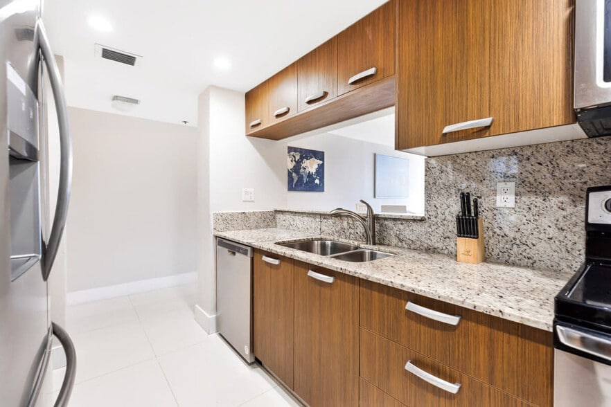 Building Photo - 1717 N Bayshore Dr