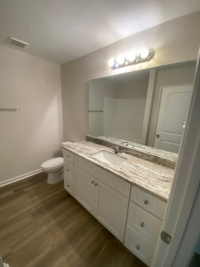 Building Photo - 5 bedroom, 3 bath home in Savannah,Ga for ...