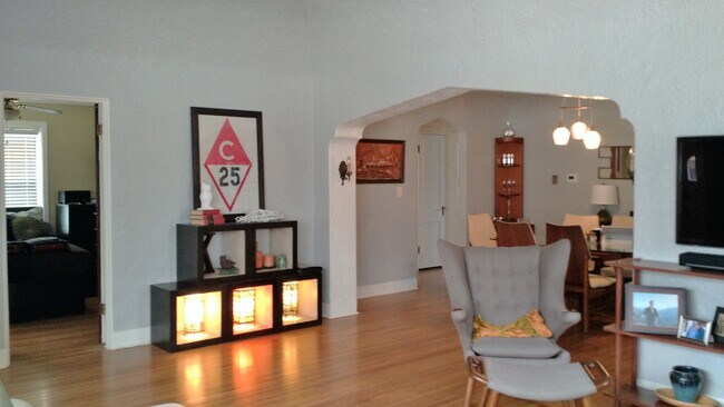 Building Photo - 840 S Knoxville Ave