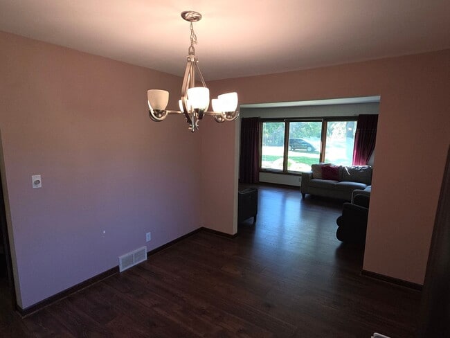 Building Photo - Updated 4 bedroom home in Merton