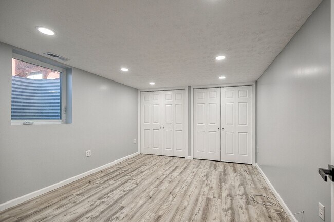 Building Photo - Grand Ave Duplex