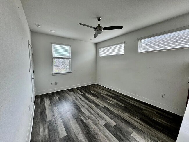 Building Photo - Studio apartment close to downtown
